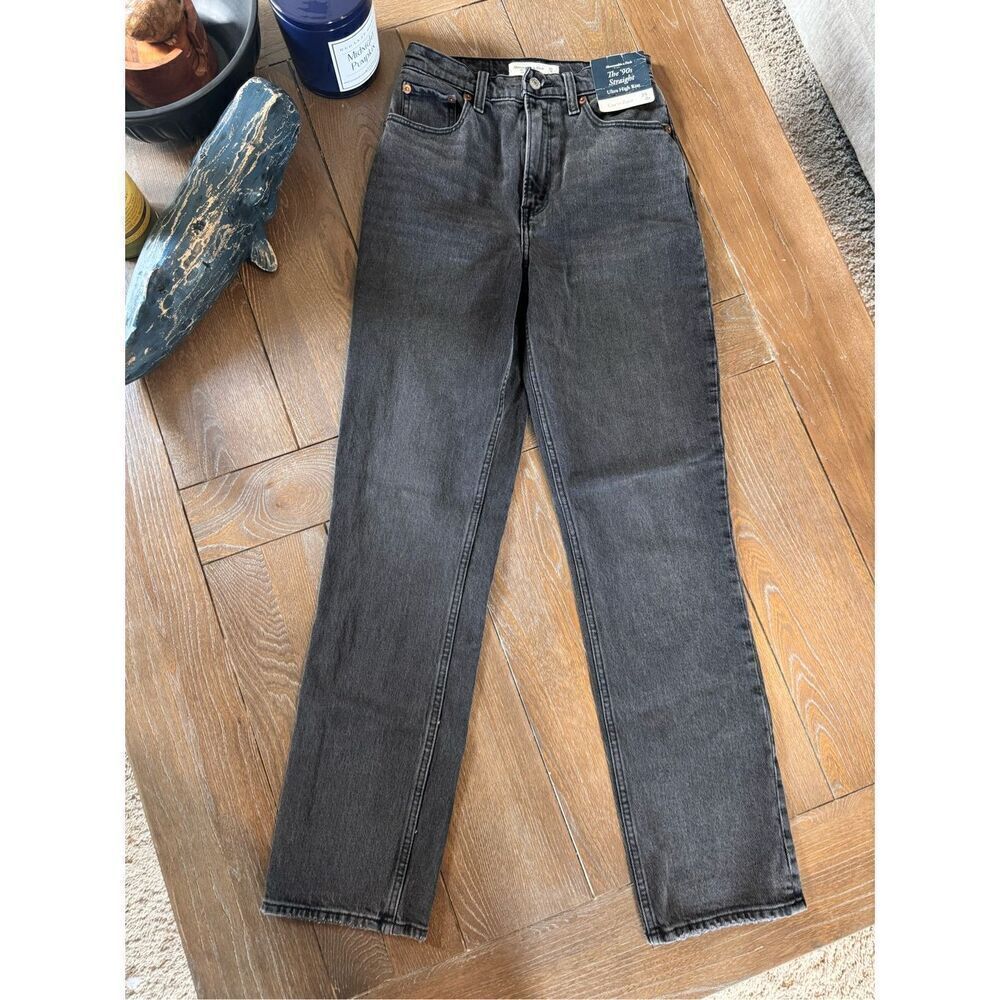 Abercrombie & Fitch NWT Grey The 90s Straight Ultra High Rise Size 25